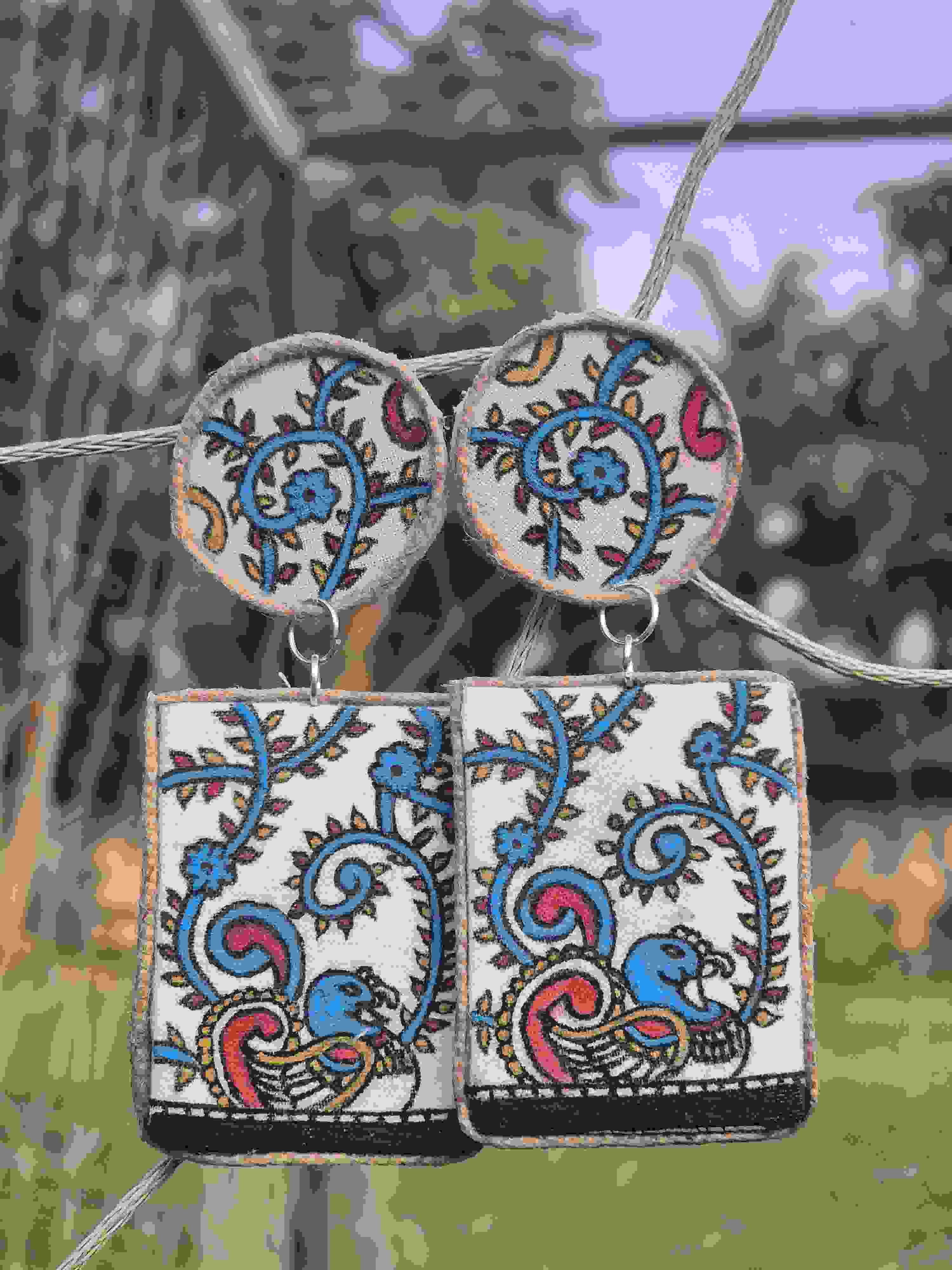 पक्षी Kalamkari  Earrings – Hand-Painted on Cotton Fabric